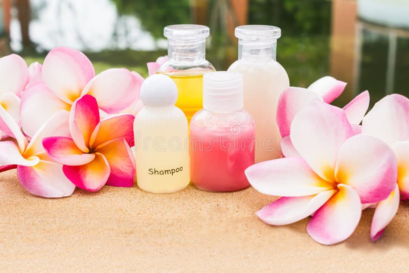 Le mini ensemble de bain moussant et la douche gélifient sur le plancher de tuiles de roche à coté photos stock Le mini ensemble de bain moussant et la douche gélifient sur le plancher de tuiles de roche à coté photos stock