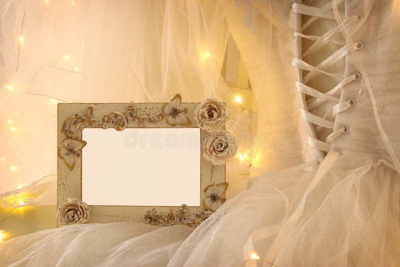 Le miroir ovale de vieux vintage et la beaux robe et voile de mariage blancs sur la chaise avec la guirlande d'or s'allume images libres de droits Le miroir ovale de vieux vintage et la beaux robe et voile de mariage blancs sur la chaise avec la guirlande d'or s'allume images libres de droits