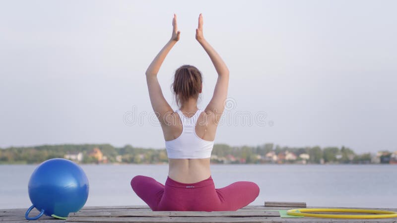 Le mode de vie sain, jeune fille attirante de yogi en position de lotus médite et enchante les calmnes spirituels sur la nature