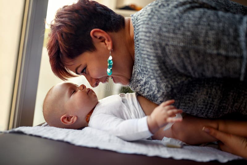 Le modern med henne behandla som ett barn att tycka om och att spela familjhappin fotografering för bildbyråer Le modern med henne behandla som ett barn att tycka om och att spela familjhappin fotografering för bildbyråer