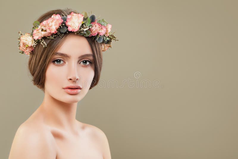 Le modèle de station thermale de jeune femme avec les fleurs de port de peau claire couronnent Beau plan rapproch? de visage photo stock Le modèle de station thermale de jeune femme avec les fleurs de port de peau claire couronnent Beau plan rapproch? de visage photo stock