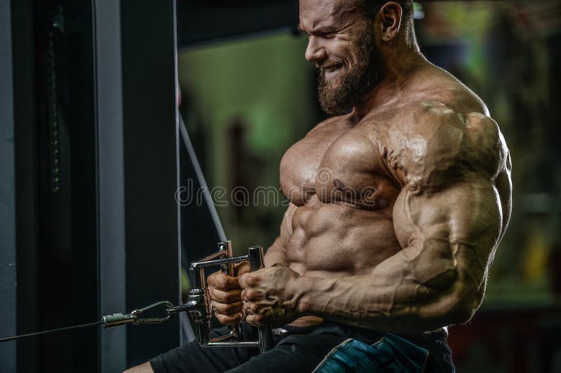 Le modèle masculin de forme physique musculaire caucasienne belle d'athlète exécutent e images stock Le modèle masculin de forme physique musculaire caucasienne belle d'athlète exécutent e images stock