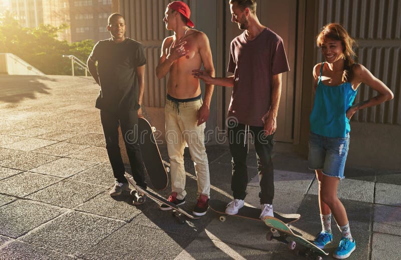 Le monde est notre stade. photo d'un groupe de patineurs debout ensemble.