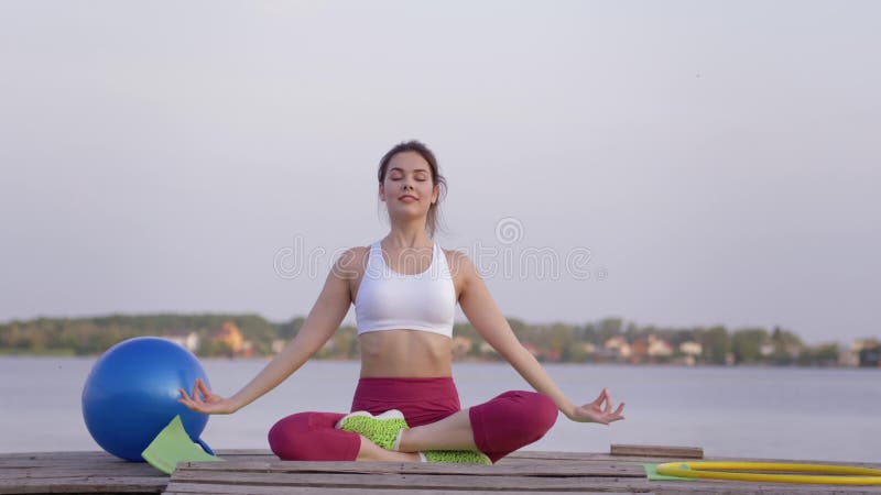 Le monde spirituel, jeune belle femme de yogi en position de lotus médite et enchante les calmnes spirituels sur l'air ouvert
