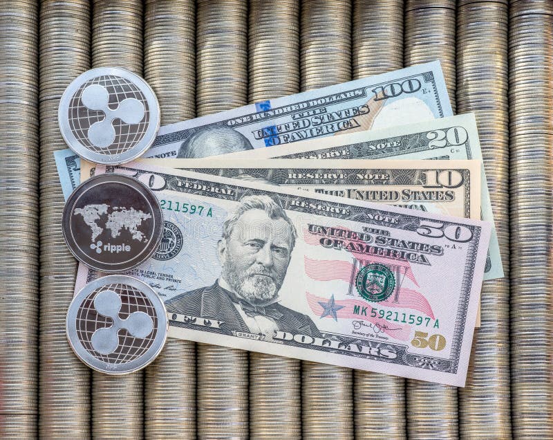 Le monete cripto d'argento increspano XRP, dollari americani di carta delle note Le monete del metallo sono presentate l'un l'alt immagine stock libera da diritti
