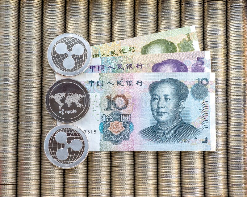 Le monete cripto d'argento increspano XRP, yuan di carta di cinese di denominazioni Le monete del metallo sono presentate l'un l' immagini stock libere da diritti