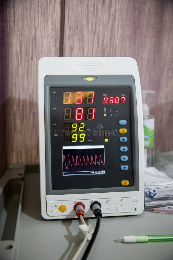 Le Moniteur De Fréquence Cardiaque Vital Signs Monitor Appareil De Mesure  De Fréquence Cardiaque Image stock - Image du pression, opération: 114106035