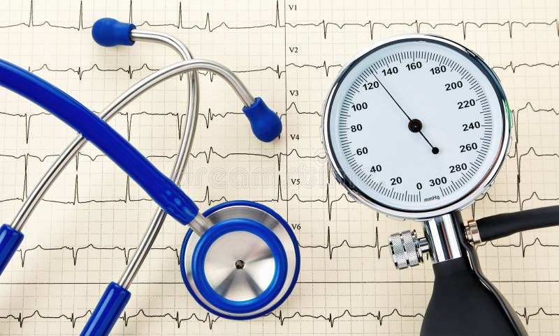 Le moniteur, le stéthoscope et les EKG de tension artérielle courbent photographie stock libre de droits Le moniteur, le stéthoscope et les EKG de tension artérielle courbent photographie stock libre de droits