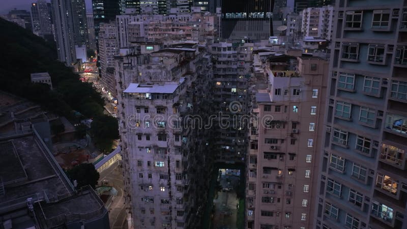 Le monstre au milieu de l'architecture de hong kong la nuit clips vidéos