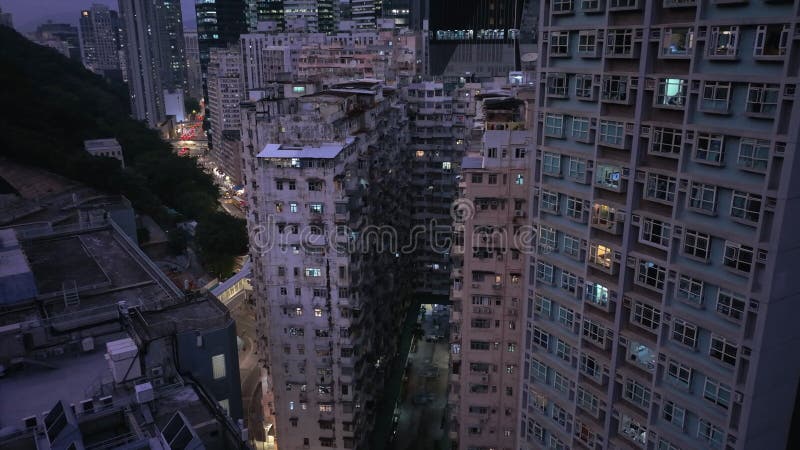 Le monstre au milieu de l'architecture de hong kong la nuit banque de vidéos