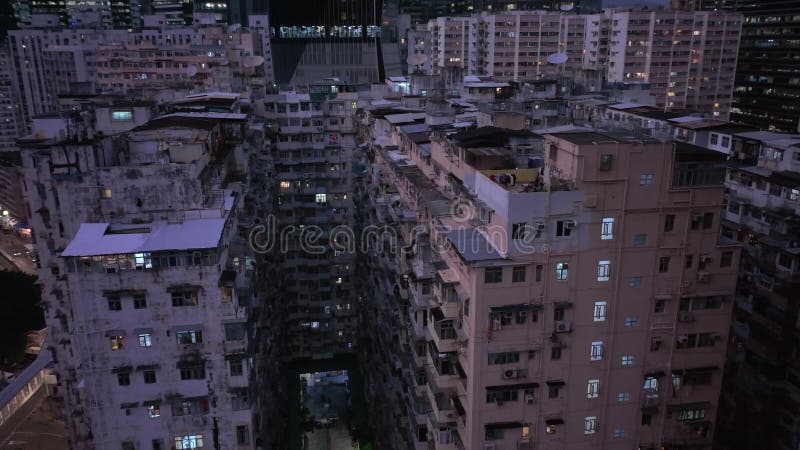 Le monstre au milieu de l'architecture de hong kong la nuit banque de vidéos