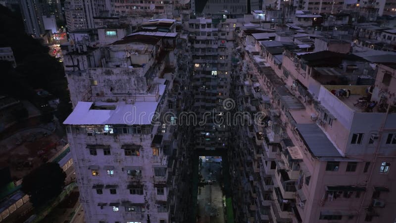 Le monstre au milieu de l'architecture de hong kong la nuit banque de vidéos