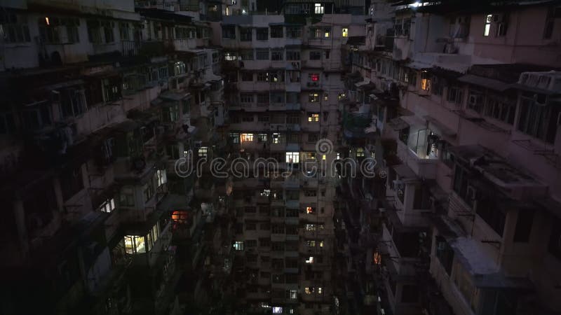 Le monstre au milieu de l'architecture de hong kong la nuit banque de vidéos