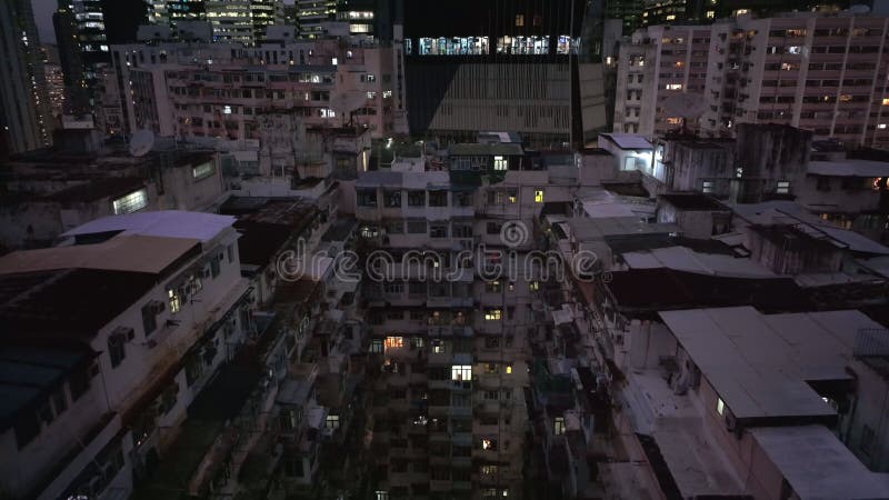 Le monstre au milieu de l'architecture de hong kong la nuit banque de vidéos