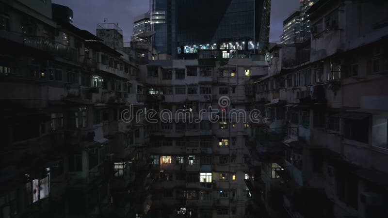 Le monstre au milieu de l'architecture de hong kong la nuit clips vidéos