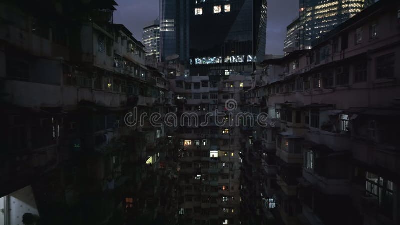 Le monstre au milieu de l'architecture de hong kong la nuit banque de vidéos