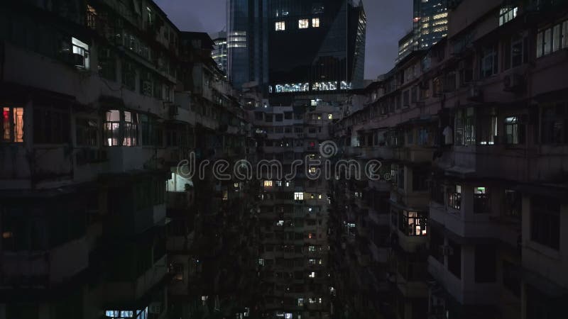 Le monstre au milieu de l'architecture de hong kong la nuit clips vidéos