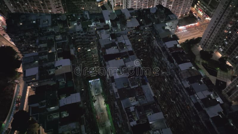 Le monstre au milieu de l'architecture de hong kong la nuit banque de vidéos