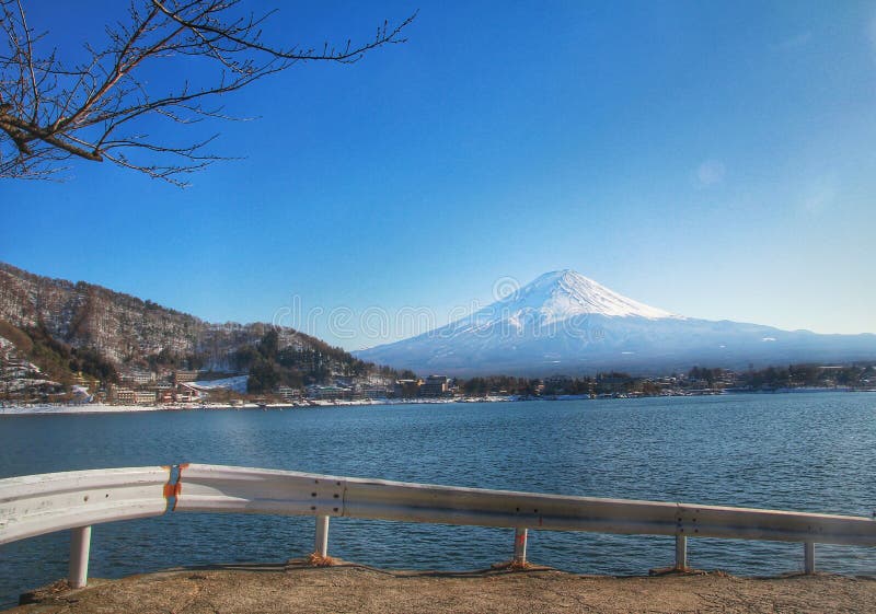 Le mont Fuji et le lac de kawacuchiko, Japon, Asie images libres de droits Le mont Fuji et le lac de kawacuchiko, Japon, Asie images libres de droits