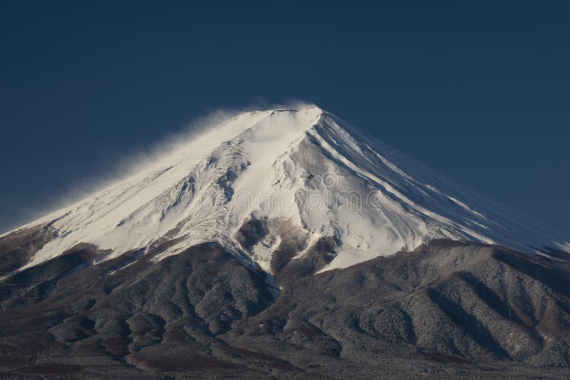 Le mont Fuji sur le plan rapproché avec une ville ci-dessous, le Japon photos libres de droits Le mont Fuji sur le plan rapproché avec une ville ci-dessous, le Japon photos libres de droits