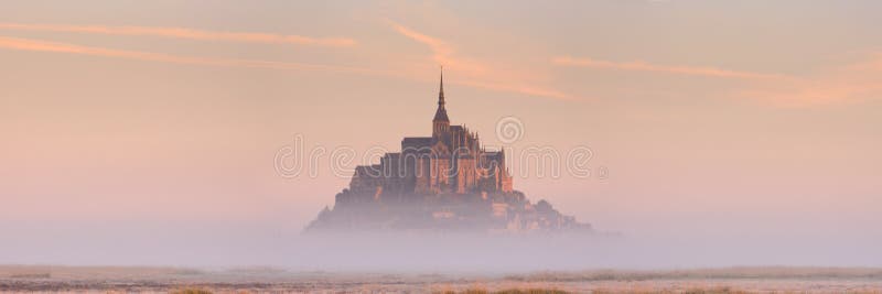 Le Mont saint michel w Normandy, Francja przy wschód słońca