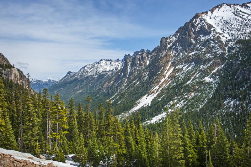 Le montagne del nord della cascata fotografie stock libere da diritti