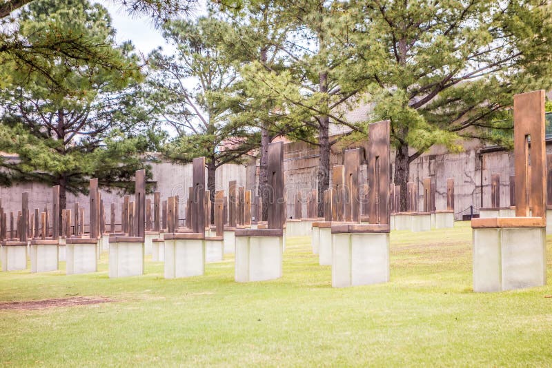 Le monument de bombardement de l'Oklahoma avec les sculptures vides en chaise qui m photographie stock Le monument de bombardement de l'Oklahoma avec les sculptures vides en chaise qui m photographie stock