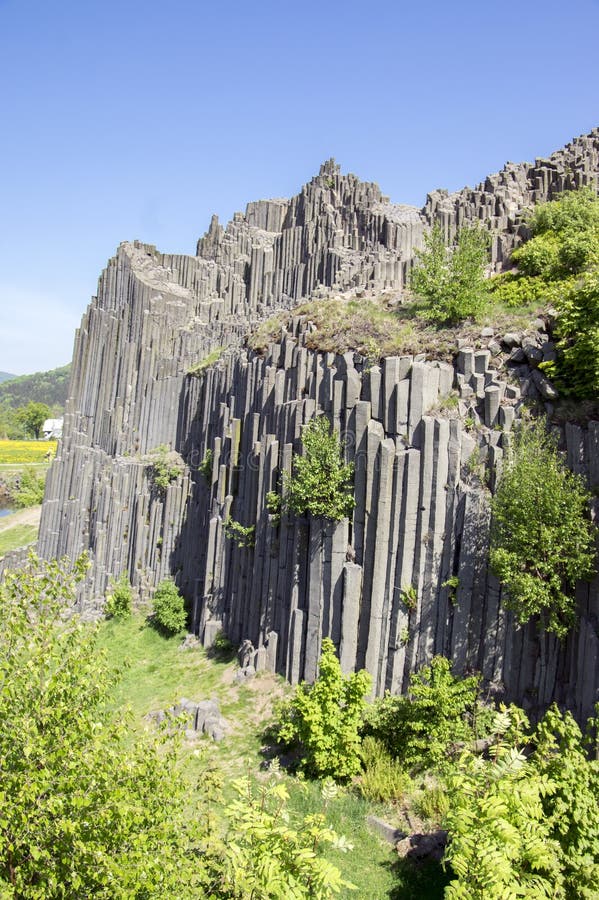 Le monument naturel national a appelé le skala de Panska, roche jointe colomnaire de basalte dans le village de senov de Kamenick image libre de droits Le monument naturel national a appelé le skala de Panska, roche jointe colomnaire de basalte dans le village de senov de Kamenick image libre de droits