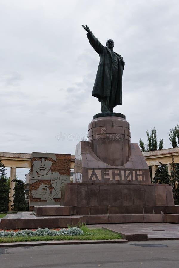 Le monument à Vladimir Lenin a établi sur la place de Lénine en Th photo libre de droits Le monument à Vladimir Lenin a établi sur la place de Lénine en Th photo libre de droits