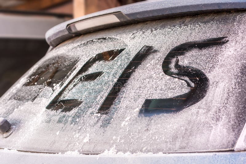 Le mot allemand pour la glace sur la fenêtre arrière congelée d'une voiture photographie stock libre de droits Le mot allemand pour la glace sur la fenêtre arrière congelée d'une voiture photographie stock libre de droits