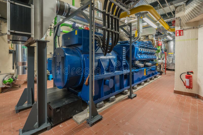 Le moteur à gaz naturel énorme fonctionne à une usine de production combinée de chaleur et d'électricité et fournit un secteur la photos libres de droits Le moteur à gaz naturel énorme fonctionne à une usine de production combinée de chaleur et d'électricité et fournit un secteur la photos libres de droits