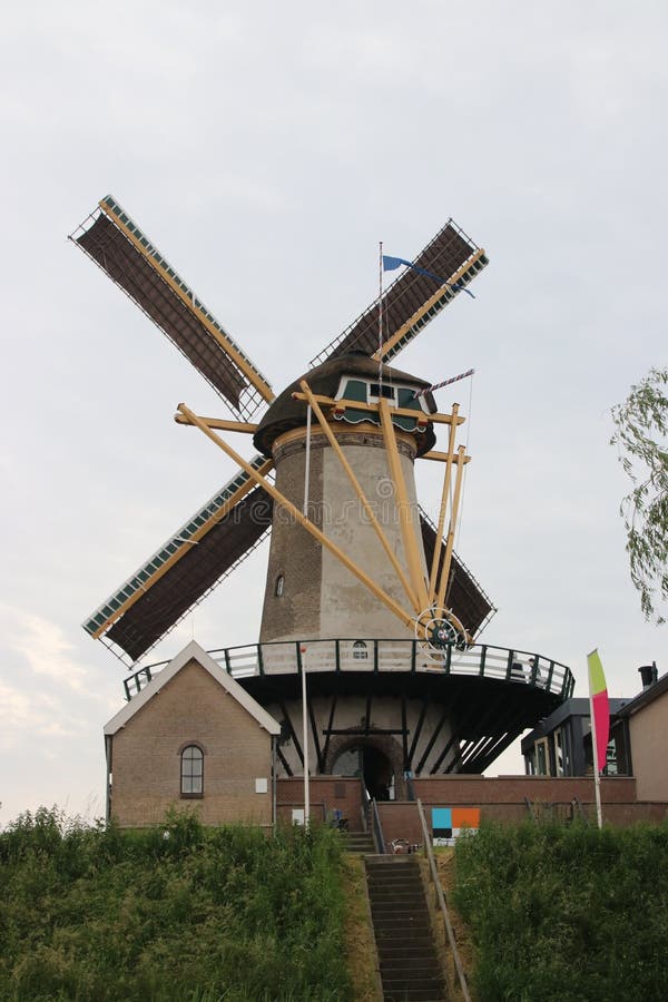 Le moulin à vent a appelé le windlust avec des voiles sur les ailes dans le repaire aan IJsse de Nieuwerkerk images stock Le moulin à vent a appelé le windlust avec des voiles sur les ailes dans le repaire aan IJsse de Nieuwerkerk images stock