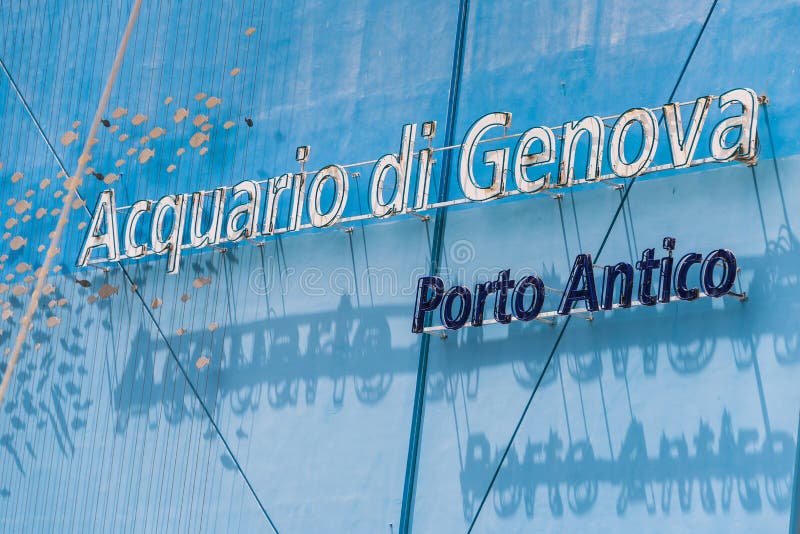 Le mur bleu du plus grand aquarium en Europe G?nes, Ligurie, Italie photos libres de droits Le mur bleu du plus grand aquarium en Europe G?nes, Ligurie, Italie photos libres de droits