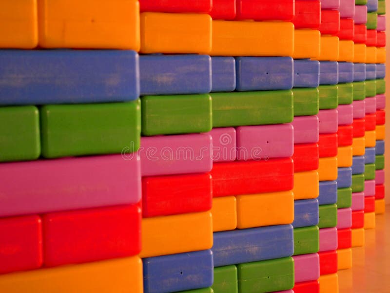 Le mur coloré de foyer sélectif fait à partir de la boîte colorée multi joue photos stock Le mur coloré de foyer sélectif fait à partir de la boîte colorée multi joue photos stock