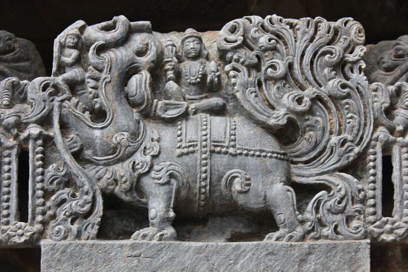 Le mur de temple de Hoysaleswara a découpé avec la sculpture d'un dieu de transport animal mythique de seigneur Varuna de Makara