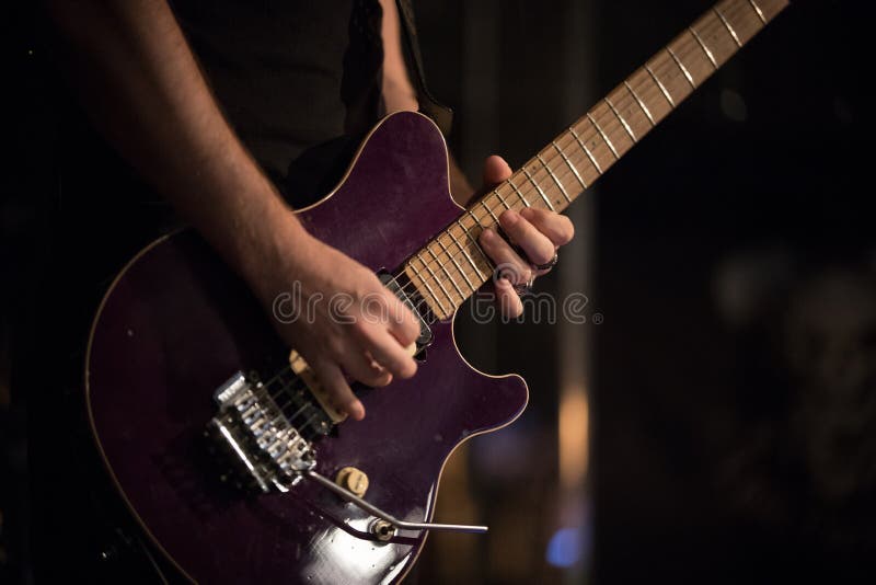 Le musicien inconnu joue la guitare dans la barre de jazz, représentation vivante images stock Le musicien inconnu joue la guitare dans la barre de jazz, représentation vivante images stock