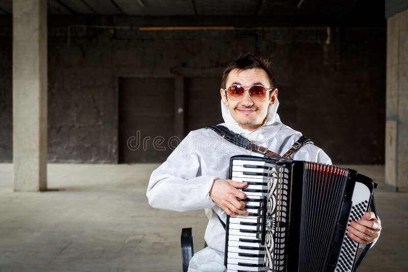 Le musicien jouant l'harmonica, images libres de droits Le musicien jouant l'harmonica, images libres de droits