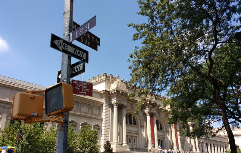 Le Musée d'Art métropolitain, l'avenue rencontrée et 5ème, mille de musée, quatre-vingt-unième rue est, plaques de rue, New York image libre de droits Le Musée d'Art métropolitain, l'avenue rencontrée et 5ème, mille de musée, quatre-vingt-unième rue est, plaques de rue, New York image libre de droits