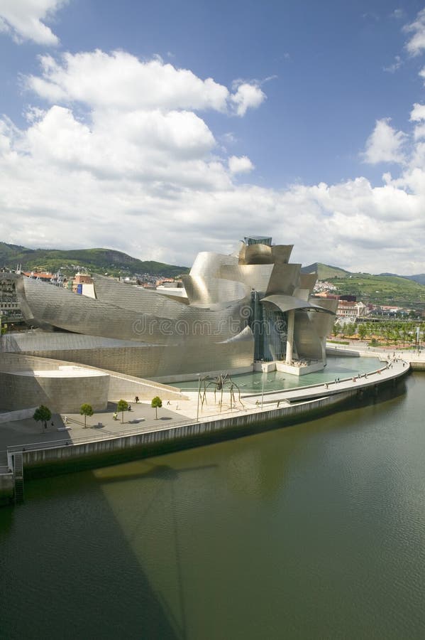 Le musée de Guggenheim de l'art contemporain de Bilbao (Bilbo) sur la rivière Ibaizabal, situé sur la côte du nord de l'Espagne d images stock Le musée de Guggenheim de l'art contemporain de Bilbao (Bilbo) sur la rivière Ibaizabal, situé sur la côte du nord de l'Espagne d images stock