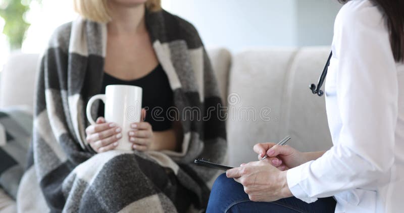 Le médecin communique avec le malade à la maison sur le closeup du canapé banque de vidéos