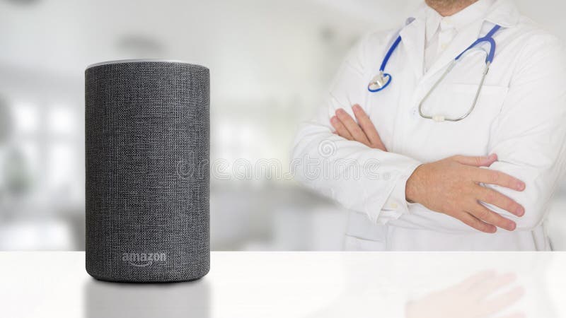Le médecin et le pharmacien à distance ont relié à distance par un haut-parleur d'assistant personnel image libre de droits Le médecin et le pharmacien à distance ont relié à distance par un haut-parleur d'assistant personnel image libre de droits