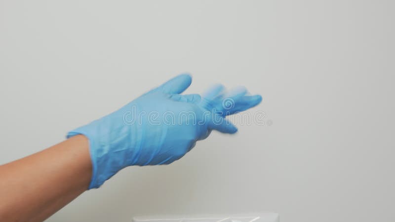 Le médecin féminin aseptise des mains dans des gants La femme fait la desinfection des mains Covid épidémie de syndrome respirato banque de vidéos