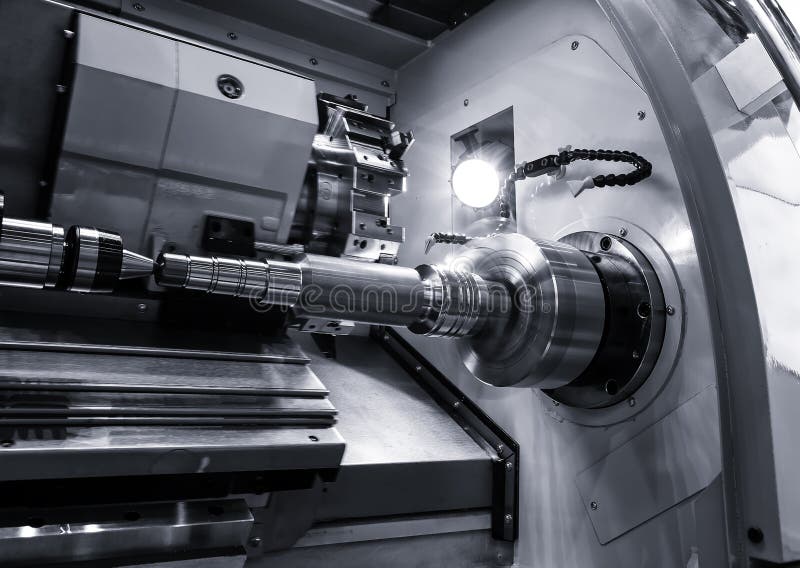 Le métal ouvré industriel ennuient le processus de usinage par l'outil de coupe sur le tour automatisé photographie stock Le métal ouvré industriel ennuient le processus de usinage par l'outil de coupe sur le tour automatisé photographie stock
