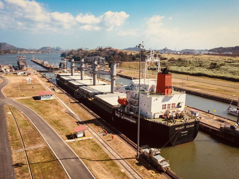 Le navi che attraversano il canale di Panama, Miraflores chiude, Panamá immagine stock Le navi che attraversano il canale di Panama, Miraflores chiude, Panamá immagine stock