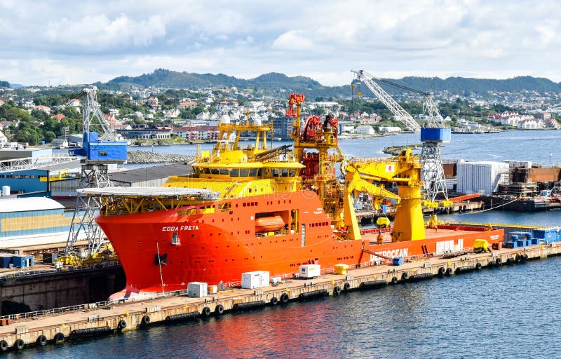 Le navire en mer OCV EDDA FREYA de construction de la société DeepOcean est dans un dock sec d'un chantier naval dans Haugesund e image stock Le navire en mer OCV EDDA FREYA de construction de la société DeepOcean est dans un dock sec d'un chantier naval dans Haugesund e image stock