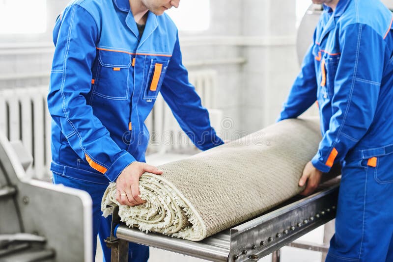 Le Nettoyage De Travailleurs D'hommes Obtiennent Le Tapis D'une Machine à  Laver Automatique Et Le Portent Dans Le Dessiccateur De Image stock - Image  du blanchisserie, nettoyage: 75023353