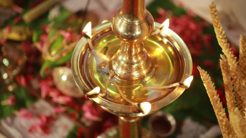 Le nilavilakku céramique de lampe à pétrole traditionnel Du sud de l'inde sur le nilavilakku de cérémonie de mariage est allumé av clips vidéos