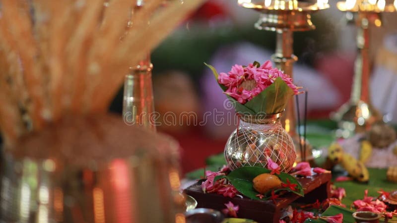 Le nilavilakku céramique de lampe à pétrole traditionnel Du sud de l'inde sur le nilavilakku de cérémonie de mariage est allumé av clips vidéos