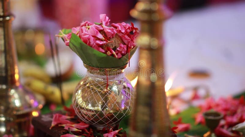 Le nilavilakku céramique de lampe à pétrole traditionnel Du sud de l'inde sur le nilavilakku de cérémonie de mariage est allumé av banque de vidéos