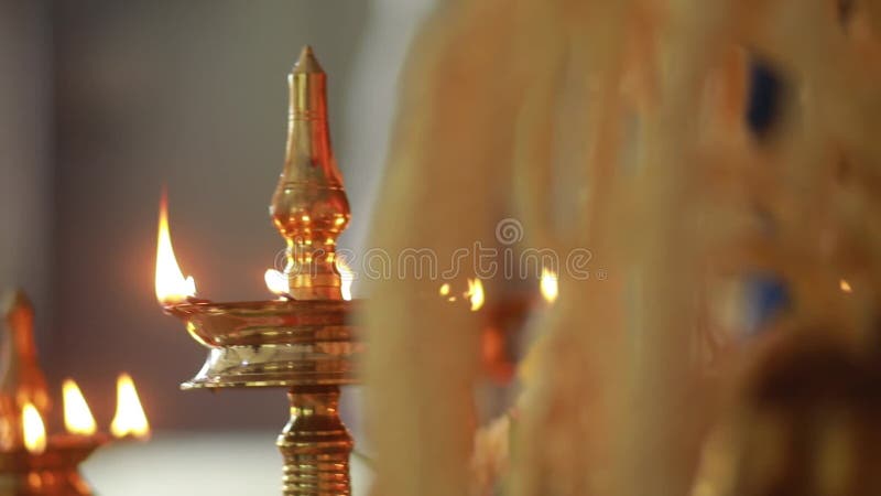 Le nilavilakku céramique de lampe à pétrole traditionnel Du sud de l'inde sur le nilavilakku de cérémonie de mariage est allumé av banque de vidéos